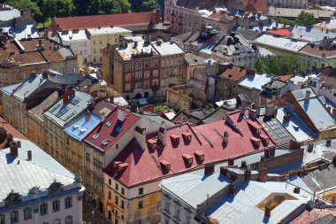 Lviv 'in eski tarihi şehir merkezinin panoraması. Ukrayna, Avrupa. Şehir manzarası, havadan.