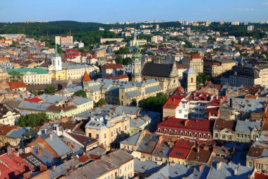 Lviv 'in eski tarihi şehir merkezinin panoraması. Ukrayna, Avrupa. Şehir manzarası, havadan.