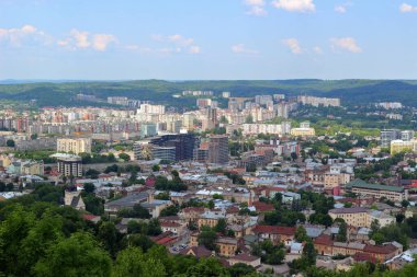 Lvov şehrinin panoraması. Ukrayna, Avrupa. Şehir manzarası, havadan.