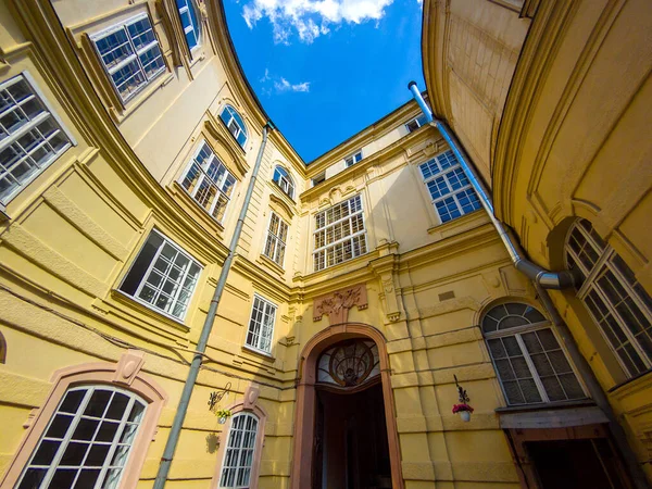 Old Yellow Residential Building Old Town View Bottom Courtyard Lviv — Stock Photo, Image