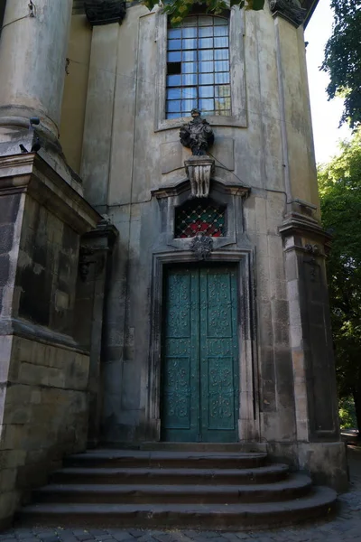 Eine Antike Barocke Steinkathedrale Mit Einer Kupferkuppel Und Stuckverzierungen Fassade — Stockfoto