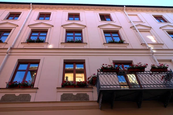 Régi Rózsaszín Épület Homlokzata Lviv Városában Rózsaszín Fal Ablakokkal — Stock Fotó