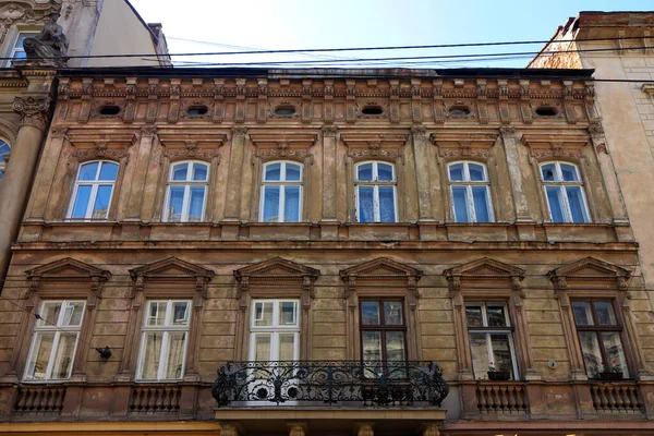 Lviv Şehrindeki Eski Binanın Cephesi Pencereli Kahverengi Duvar — Stok fotoğraf