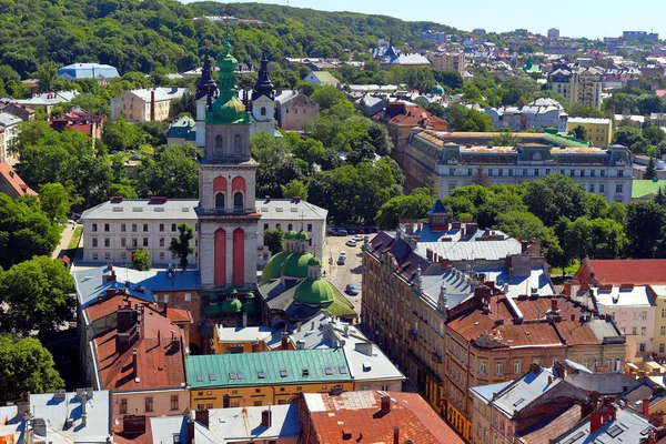 Lviv 'in eski tarihi şehir merkezinin panoraması. Ukrayna, Avrupa. Şehir manzarası, havadan.