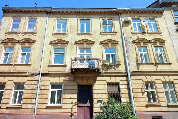 Antigas Fachadas Coloridas Casas Ruas Românticas Acolhedoras Europa Medieval Lviv — Fotografia de Stock