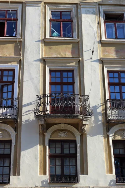 旧的彩色房屋立面 浪漫舒适的街道 中世纪的欧洲利沃夫 — 图库照片