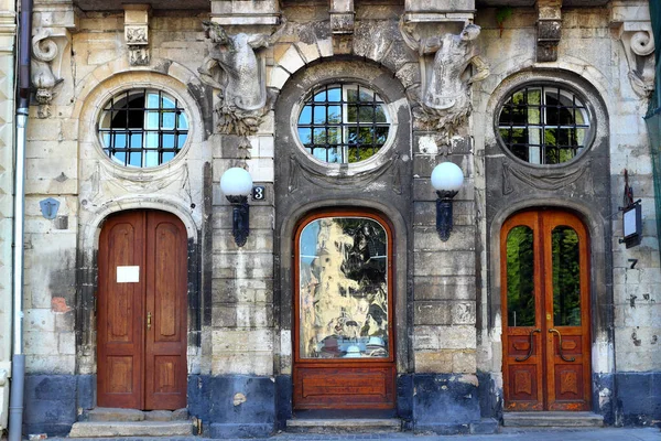 Antigas Fachadas Coloridas Casas Ruas Românticas Acolhedoras Europa Medieval Lviv — Fotografia de Stock