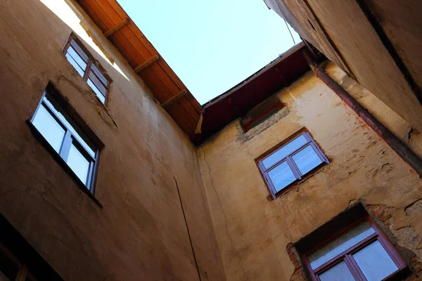 Edifício Residencial Antigo Pátio Típico Cidade Velha Vista Inferior Lviv — Fotografia de Stock