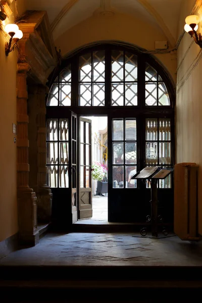 Durchgang Durch Torbogen Korridor Mit Eingangstür Aus Holz Brauntönen Innenräume — Stockfoto