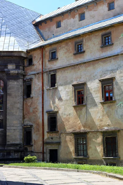 Antigas Fachadas Coloridas Casas Ruas Românticas Acolhedoras Europa Medieval Lviv — Fotografia de Stock