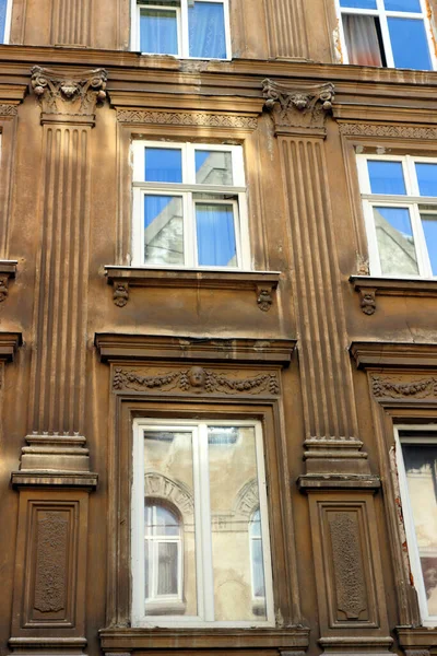 Fachada Edifício Velho Cidade Lviv Parede Marrom Com Janelas — Fotografia de Stock