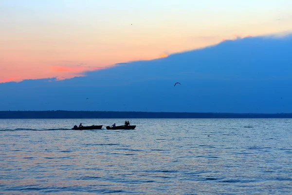 Silhuetas Dois Barcos Pesca Com Pescadores Lago Entardecer Após Pôr — Fotografia de Stock