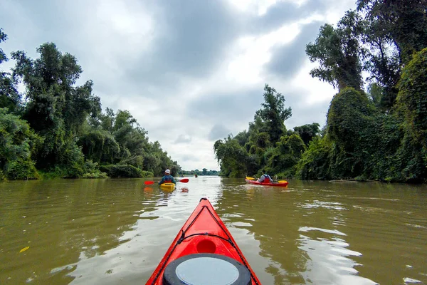 Tuna Nehri 'nde kayak yaparken. Yaz tatili. Kırmızı kanonun pruvasına bakın. Su turizmi ve macera
