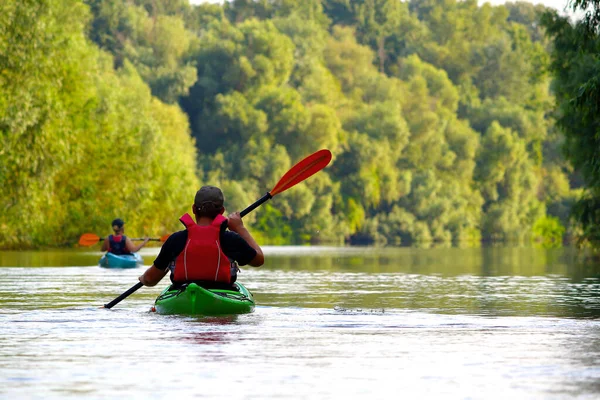 Vista Trasera Hermosa Pareja Joven Kayak Verano Río Danubio Junto — Foto de Stock