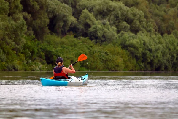 Kayak Una Mujer Kayak Azul Niña Remando Tranquilo Verano Río — Foto de Stock