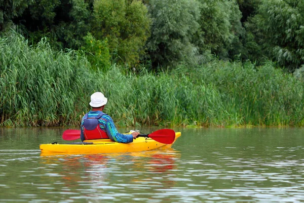 Rear View Kayaker Man Paddle Yellow Kayak Danube River Summer — Stock Photo, Image