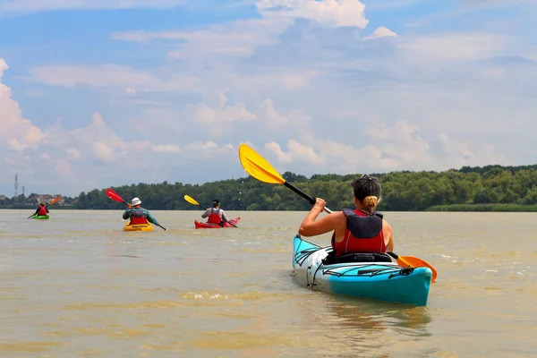 Grupo Amigos Personas Viajan Kayaks Kayak Juntos Río Danubio Salvaje — Foto de Stock