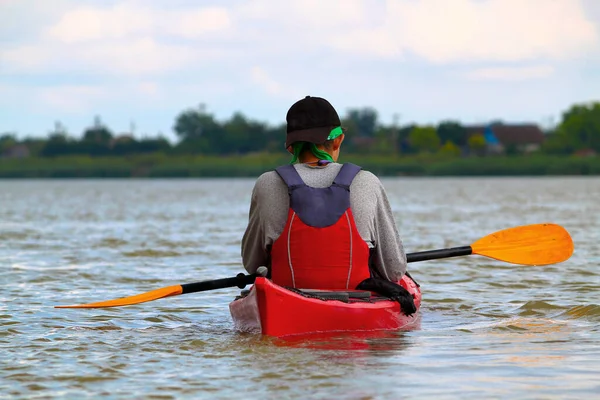 Vista Trasera Del Kayak Rojo Remo Adolescente Río Danubio Verano —  Fotos de Stock