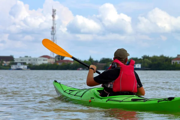 Человек Греблей Зеленый Каяк Реке Дунай Летом Летний Каяк Мбаппе — стоковое фото