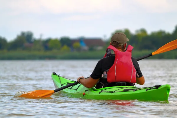 Чоловік Веслує Зеленим Каяком Річці Дунай Влітку Літній Каякінг Концепція — стокове фото