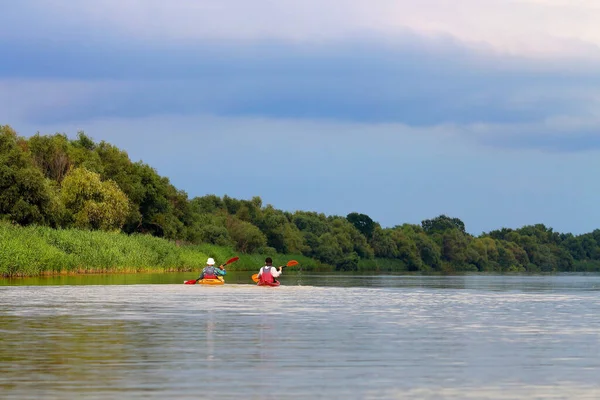 Вид Сзади Людей Двух Каяках Каякинг Реке Дунай Летом Вместе — стоковое фото