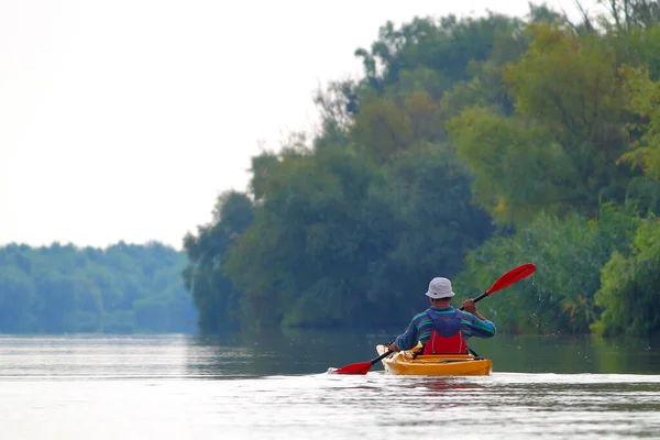Vista Posteriore Kayaker Uomo Pagaia Kayak Giallo Sul Fiume Danubio — Foto Stock