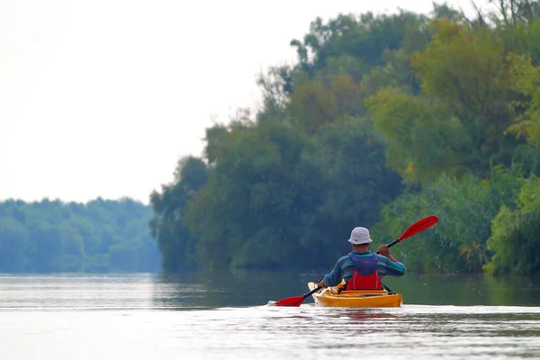 Vista Trasera Kayak Hombre Paleta Kayak Amarillo Río Danubio Kayak — Foto de Stock