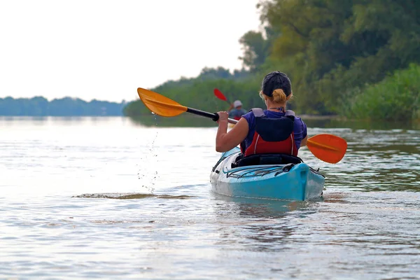 Kayak Una Mujer Kayak Azul Niña Remando Tranquilo Verano Río — Foto de Stock