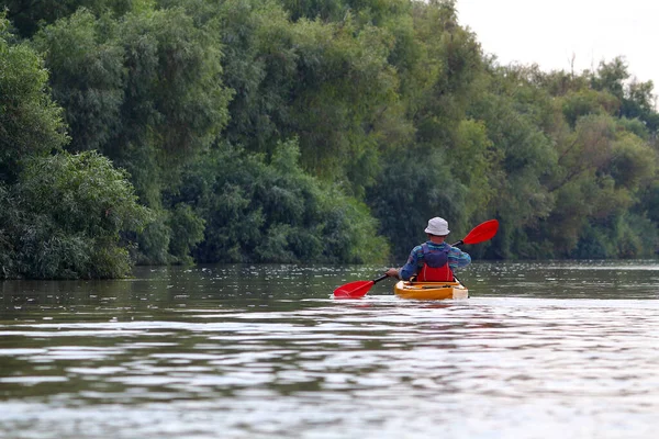 Vista Trasera Kayak Hombre Paleta Kayak Amarillo Río Danubio Kayak — Foto de Stock