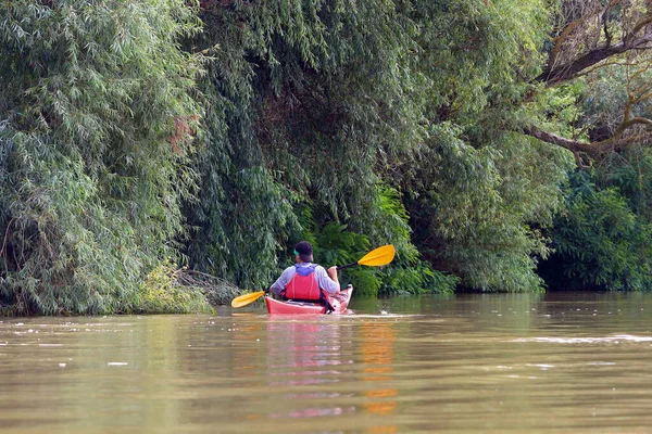 Vista Posteriore Adolescente Pagaia Kayak Rosso Sul Fiume Danubio Estate — Foto Stock
