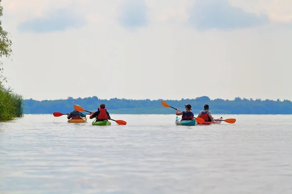 Grupo Amigos Personas Viajan Kayaks Kayak Juntos Río Danubio Salvaje — Foto de Stock