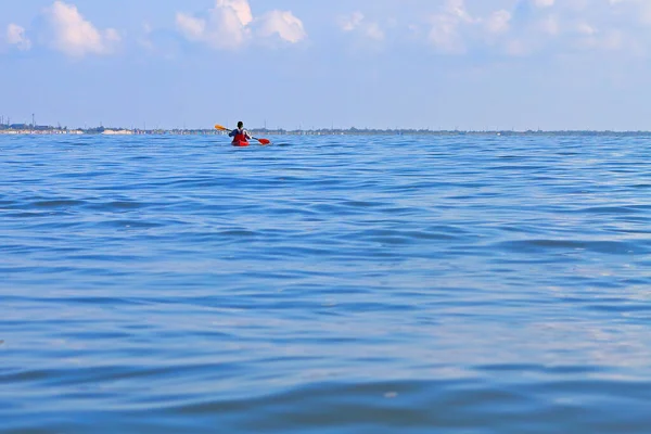 Kajakpaddling Det Blå Havet Från Baksidan — Stockfoto