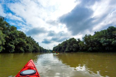 Tuna Nehri 'nde kayak yaparken. Yaz tatili. Kırmızı kanonun pruvasına bakın. Su turizmi ve macera