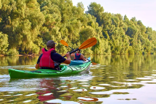 Vista Trasera Hermosa Pareja Joven Kayak Verano Río Danubio Junto — Foto de Stock