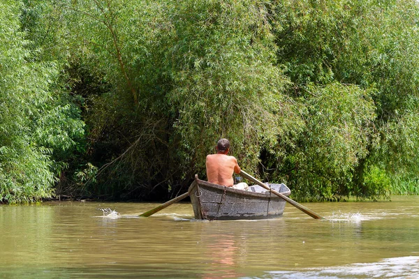 Hombre Remando Barco Ciudad Vilkovo Río Danubio Ucrania — Foto de Stock