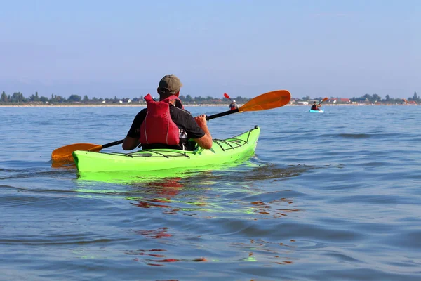 Kayak Nel Mare Blu Dalla Vista Posteriore — Foto Stock