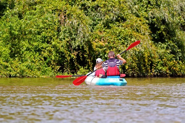 Niña Padre Kayak Padre Hijo Remando Kayak Río Danubio Día — Foto de Stock