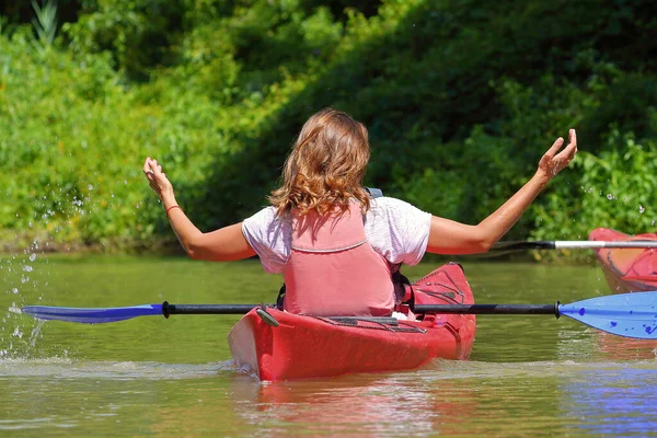 Mujer Rubia Feliz Kayak Rojo Salpicando Agua Agua Riéndose Mientras —  Fotos de Stock