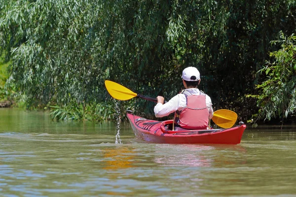 Mujer Kayak Rojo Niña Remando Tranquilo Río Danubio Cerca Orilla — Foto de Stock