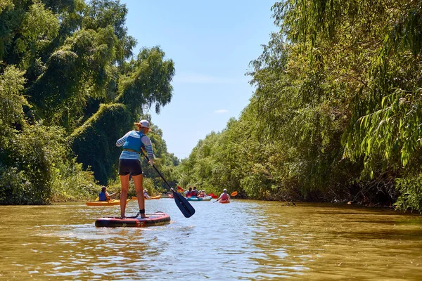 Miúda Água Turistas Está Remando Sup Stand Paddle Board Caiaques — Fotografia de Stock
