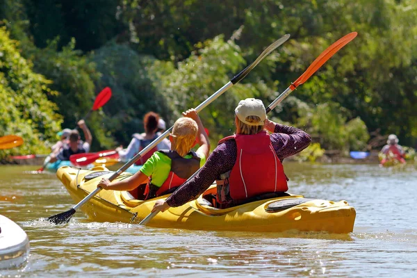 Anne ve küçük oğlu güneşli bir yaz gününde Tuna nehrinde kanoyla kürek çekiyorlar. Okul tatilinde aktif su eğlencesi. Aile kano turunda..