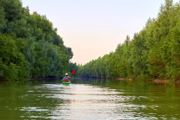 Frauen Paddeln Grünen Kajak Kajakfahren Der Nähe Von Bewachsenen Ufern — Stockfoto