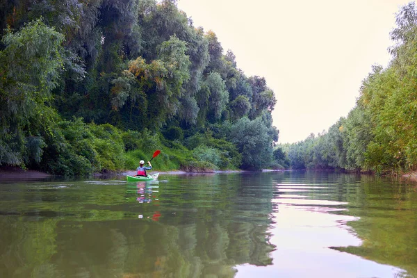 Woman Paddle Green Kayak Kayaking Overgrown Shore Green Thick Thickets — Foto de Stock