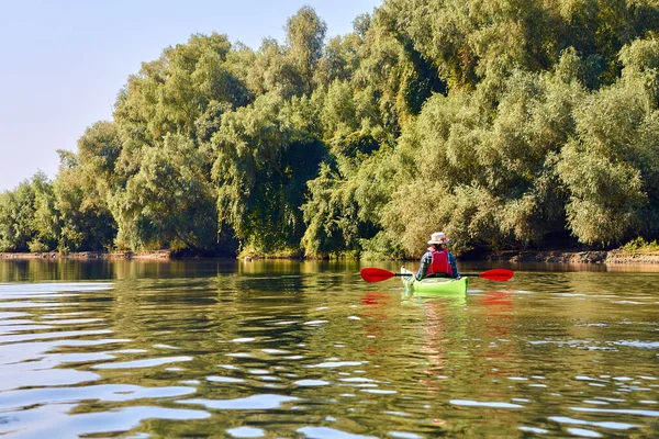 Mujer Elegante Sombrero Paja Canotier Remando Kayak Verde Río Danubio — Foto de Stock