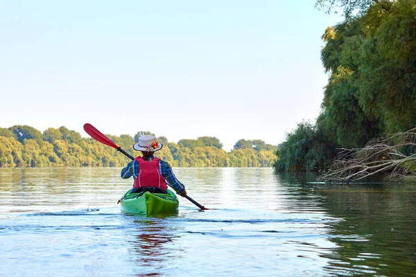 Summer Kayaking Woman Elegant Straw Hat Canotier Paddling Green Kayak — Stockfoto