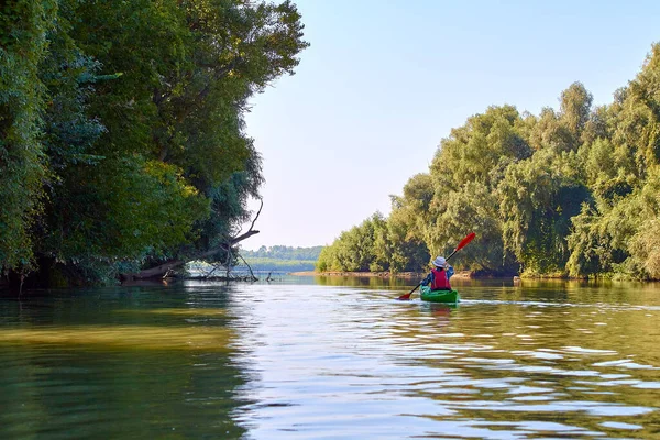 Woman Elegant Straw Hat Canotier Paddling Green Kayak Danube River — Stockfoto