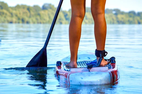 Close Woman Legs Stand Paddle Water — Stock Fotó