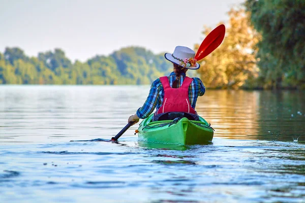 Woman Elegant Straw Hat Canotier Paddling Green Kayak Danube River — Foto de Stock