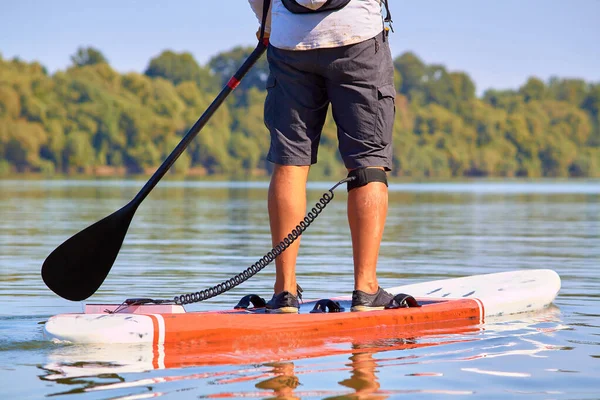 Męskie Nóżki Sup Stand Paddle Board Wodzie Rzeki — Zdjęcie stockowe