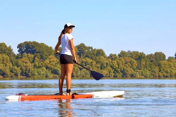 Menina Atlética Com Corpo Perfeito Com Uma Stand Paddle Board — Fotografia de Stock